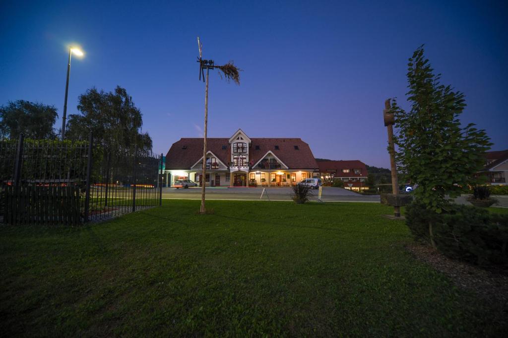 una casa grande con una palmera delante de ella en Guesthouse Jurcek en Zreče