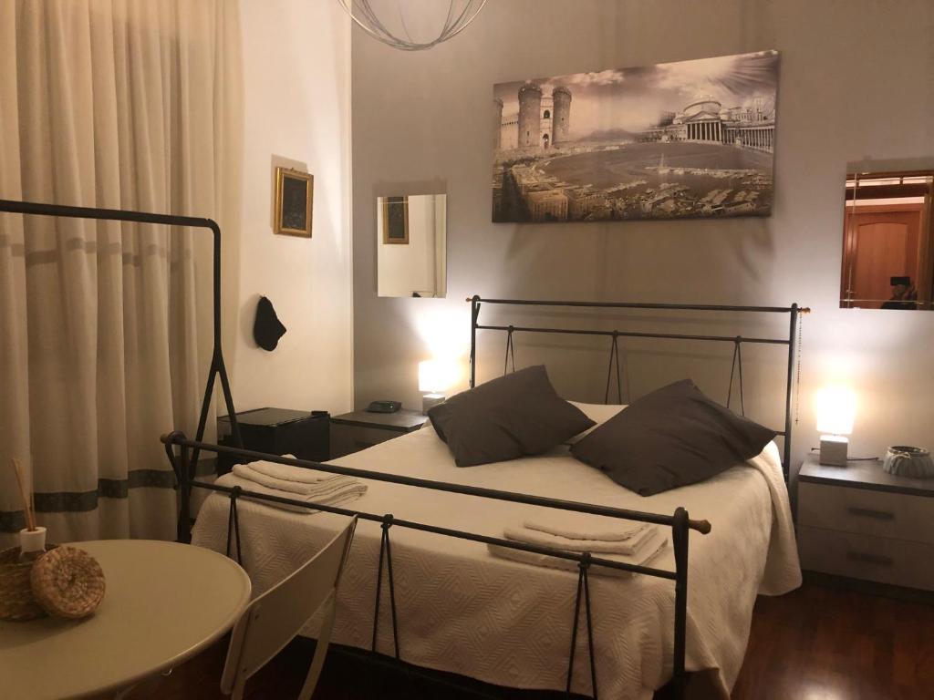 - une chambre avec un lit et une table dans l'établissement B&B Da Vito a San Martino, à Naples
