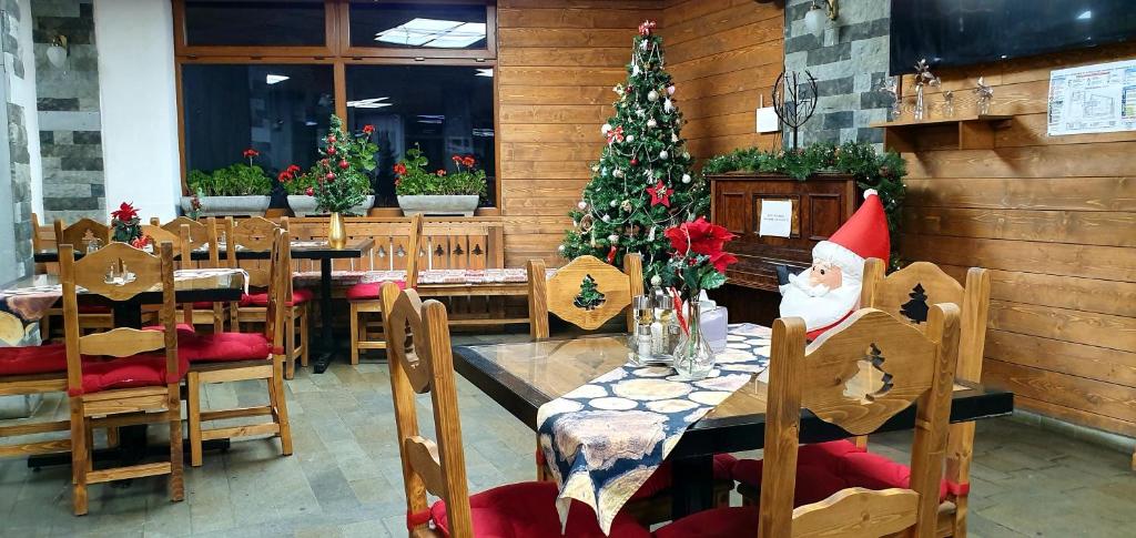 Un restaurant u otro lugar para comer en Hotel Superski