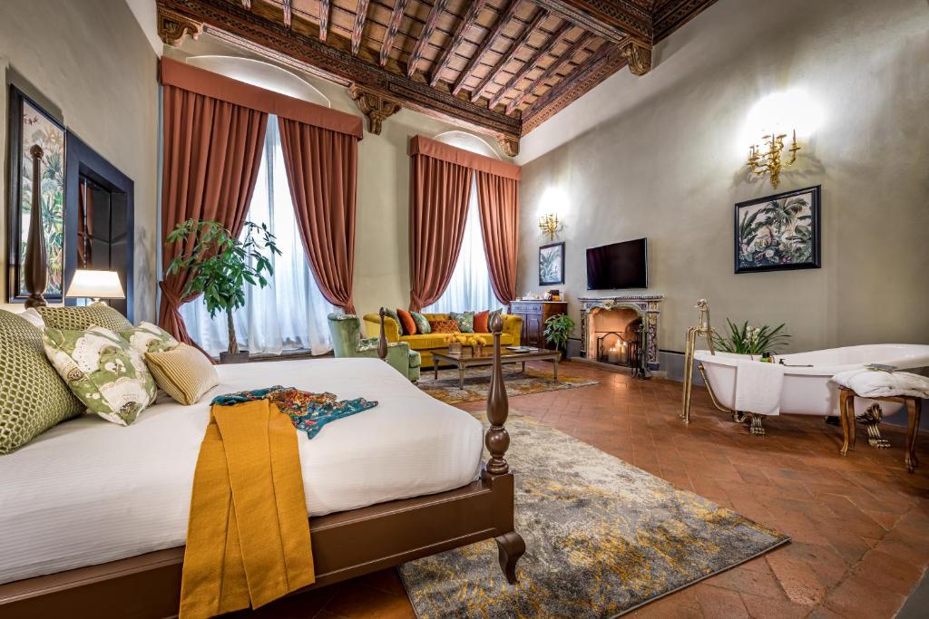 Cet appartement comprend une chambre avec un lit et un salon avec une baignoire. dans l'établissement Palazzo Bianca Cappello Residenza d'Epoca, à Florence