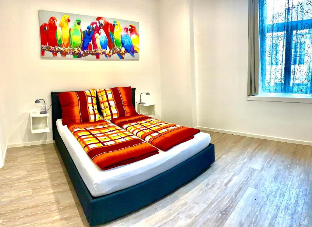 un letto in una stanza con un dipinto sul muro di Casa al Duomo - Domhaus a Bolzano