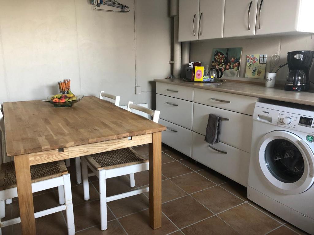 Kuchyň nebo kuchyňský kout v ubytování Light & spacious home