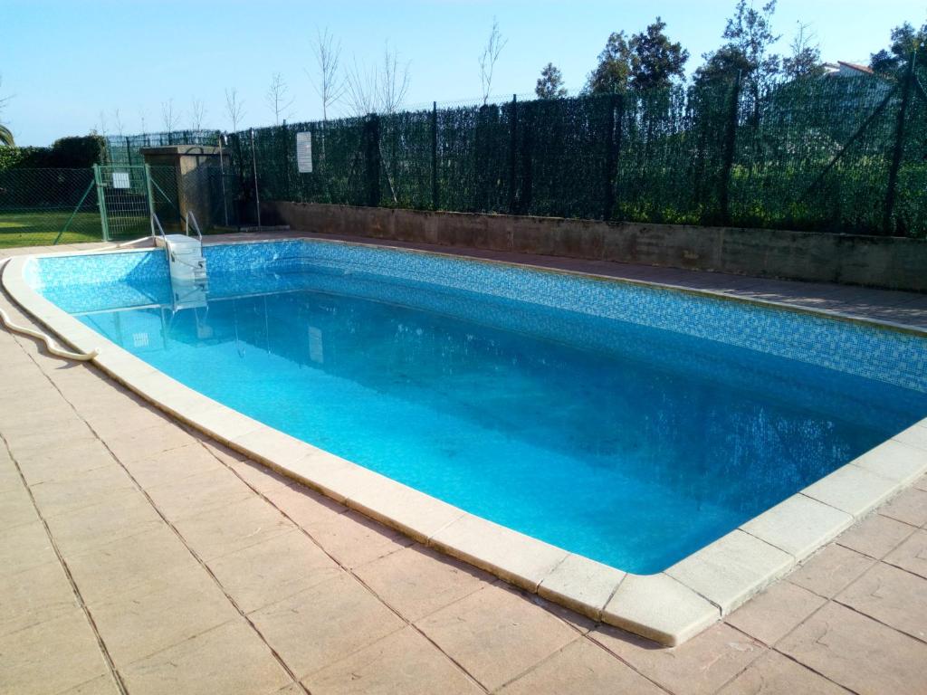 una piscina de agua azul en un patio en Apartamento Ajo en Ajo