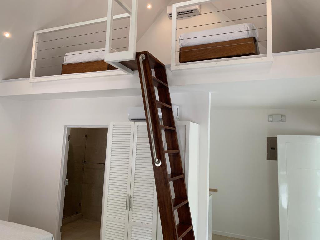 Postel nebo postele na pokoji v ubytování Aves Hotel Montezuma