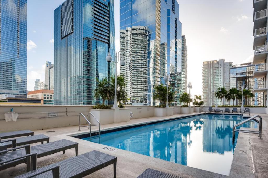 uma piscina no telhado de um edifício com edifícios altos em The Stay At Brickell Club em Miami