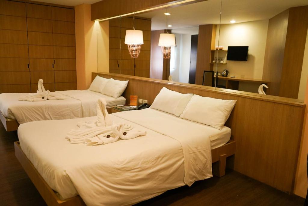 Postel nebo postele na pokoji v ubytování Tacloban Plaza Hotel