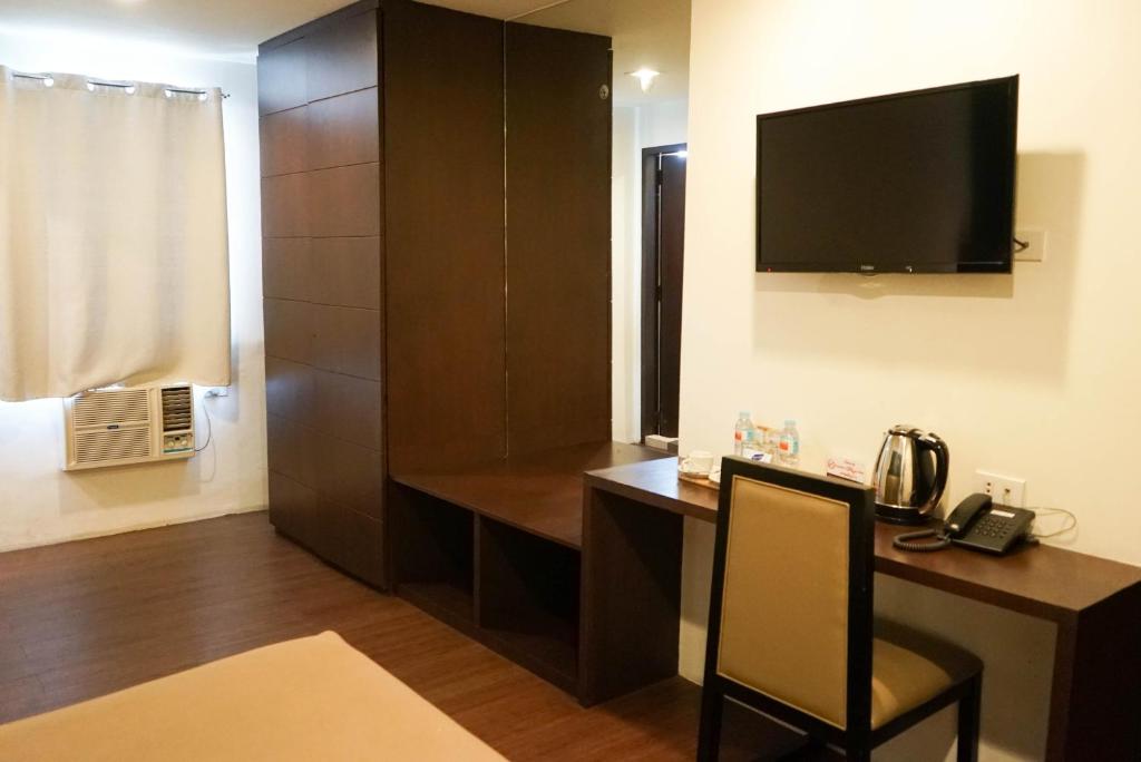 TV a/nebo společenská místnost v ubytování Tacloban Plaza Hotel