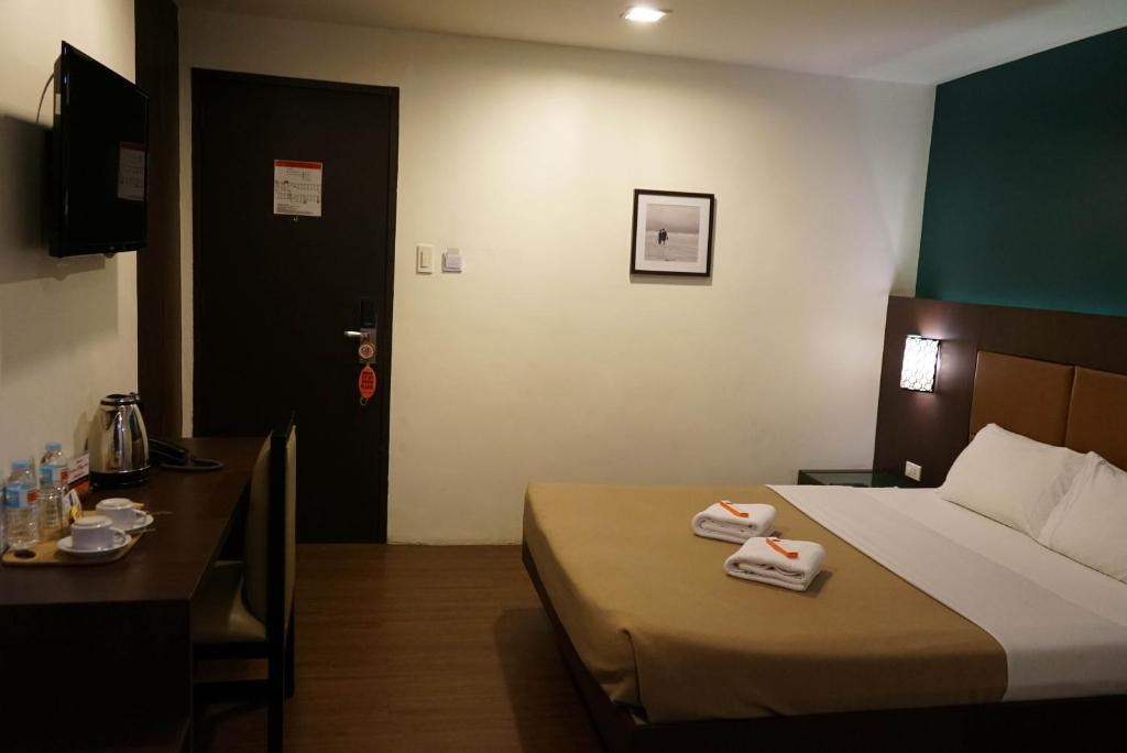Postel nebo postele na pokoji v ubytování Tacloban Plaza Hotel