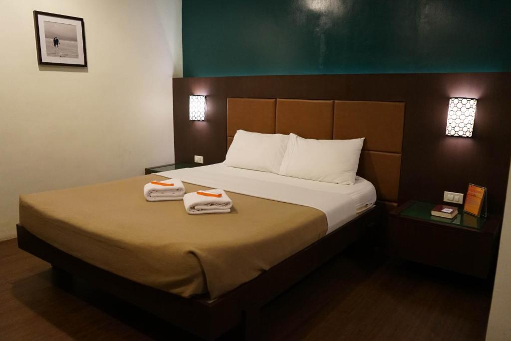 Postel nebo postele na pokoji v ubytování Tacloban Plaza Hotel