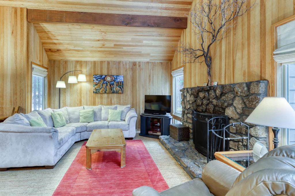 uma sala de estar com um sofá e uma lareira em Black Butte House 38 em Black Butte Ranch