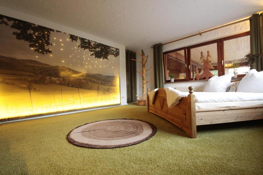 ein Schlafzimmer mit einem Bett und einem großen Fenster in der Unterkunft Luxus Appartement Schwarzwald bei Freiburg 4 Schlafzimmer Sauna Grill in Sölden