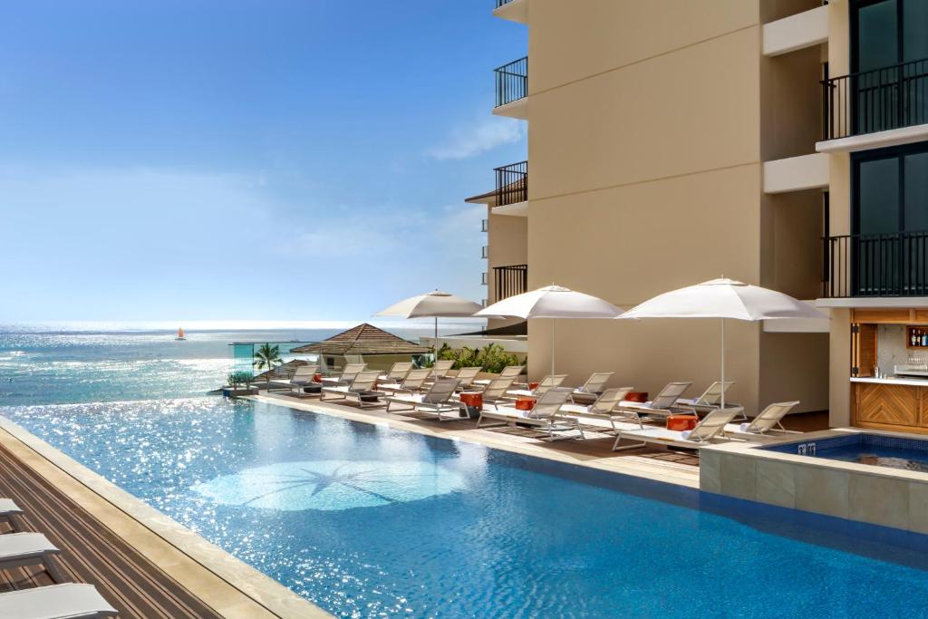 Bazén v ubytování Halepuna Waikiki by Halekulani - NO RESORT FEE nebo v jeho okolí