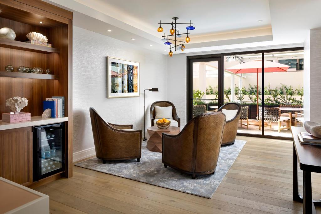 Posezení v ubytování Halepuna Waikiki by Halekulani - NO RESORT FEE