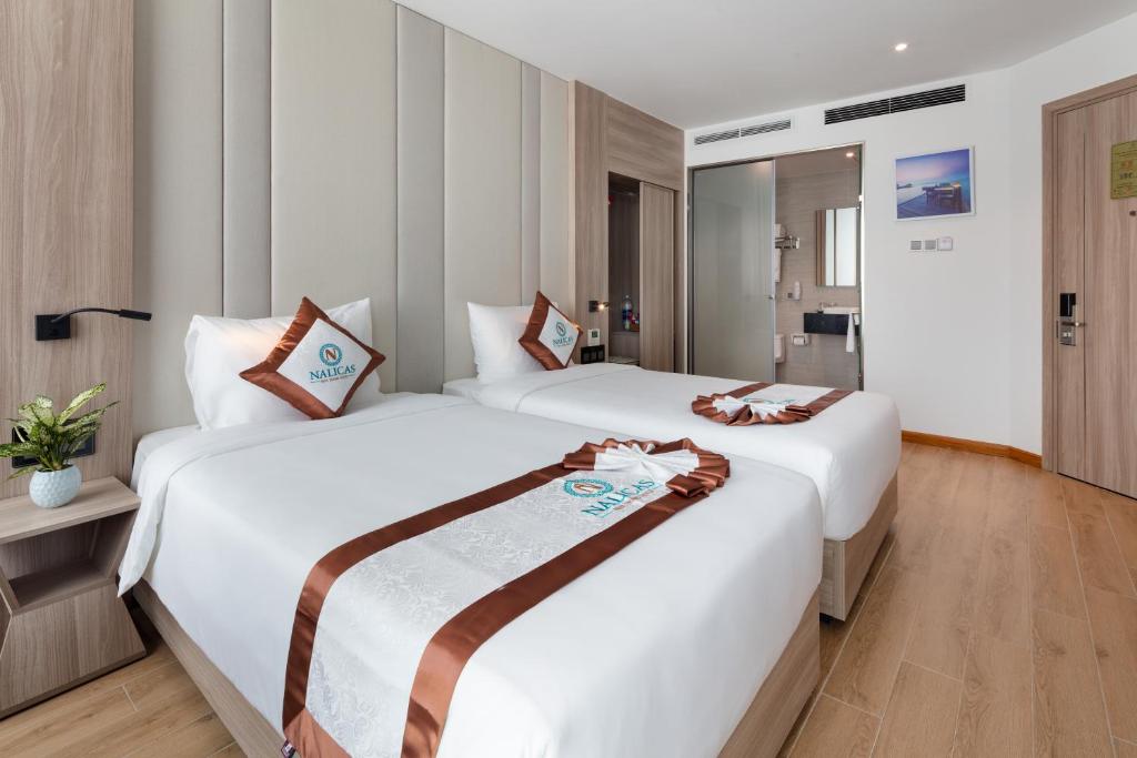 Postel nebo postele na pokoji v ubytování Nalicas Nha Trang Hotel