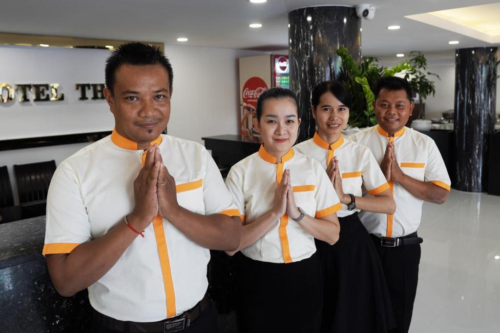 Členové personálu v ubytování Apple Hotel Three - near PNH airport