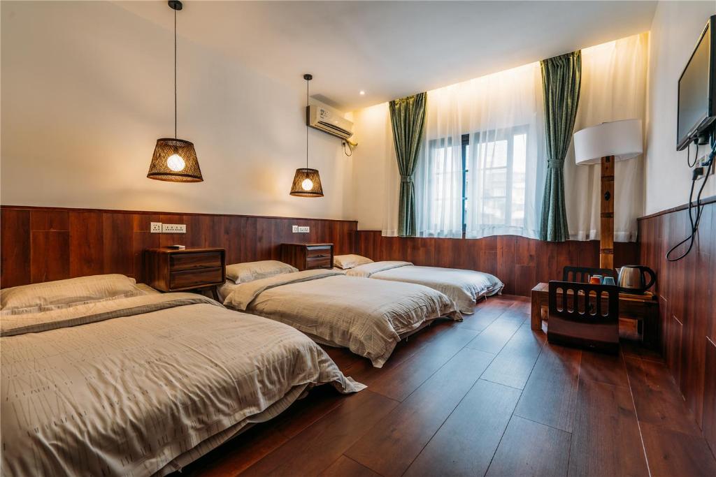 Postel nebo postele na pokoji v ubytování Chengdu Flipflop Hostel - Right Next To Taikooli & Metro - Chill & Social Rooftop Garden Bar - Free Activities - Friendly English Speaking Staff - Tibet, Panda, Buddha & Snow Mountain Tours