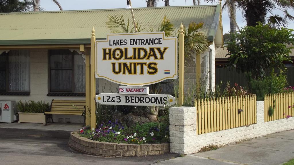ein Schild für Ferienunterkünfte vor einem Haus in der Unterkunft Lakes Entrance Holiday Units in Lakes Entrance