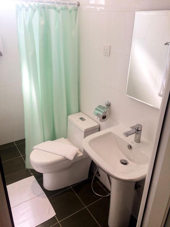 Koupelna v ubytování Citi Hotel