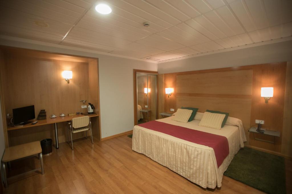 Postel nebo postele na pokoji v ubytování Hotel Reconquista