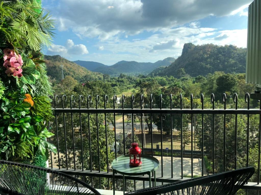 un balcone con vista sulle montagne di The courtyard khaoyai by Tom a Mu Si
