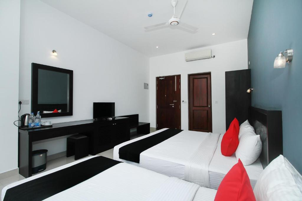 TV a/nebo společenská místnost v ubytování Golden Pier City Hotel