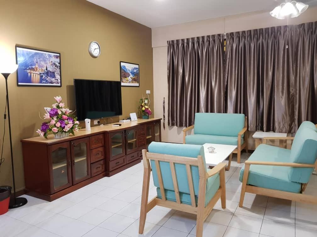 TV a/nebo společenská místnost v ubytování Sandra Homestay