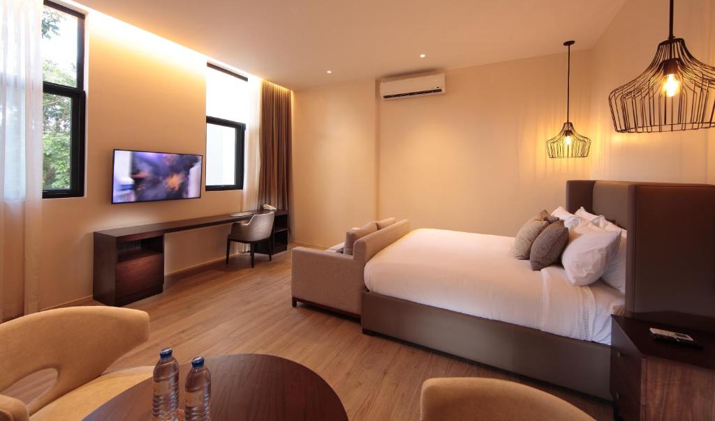 een hotelkamer met een bed en een bureau bij Girasol Tagaytay in Tagaytay