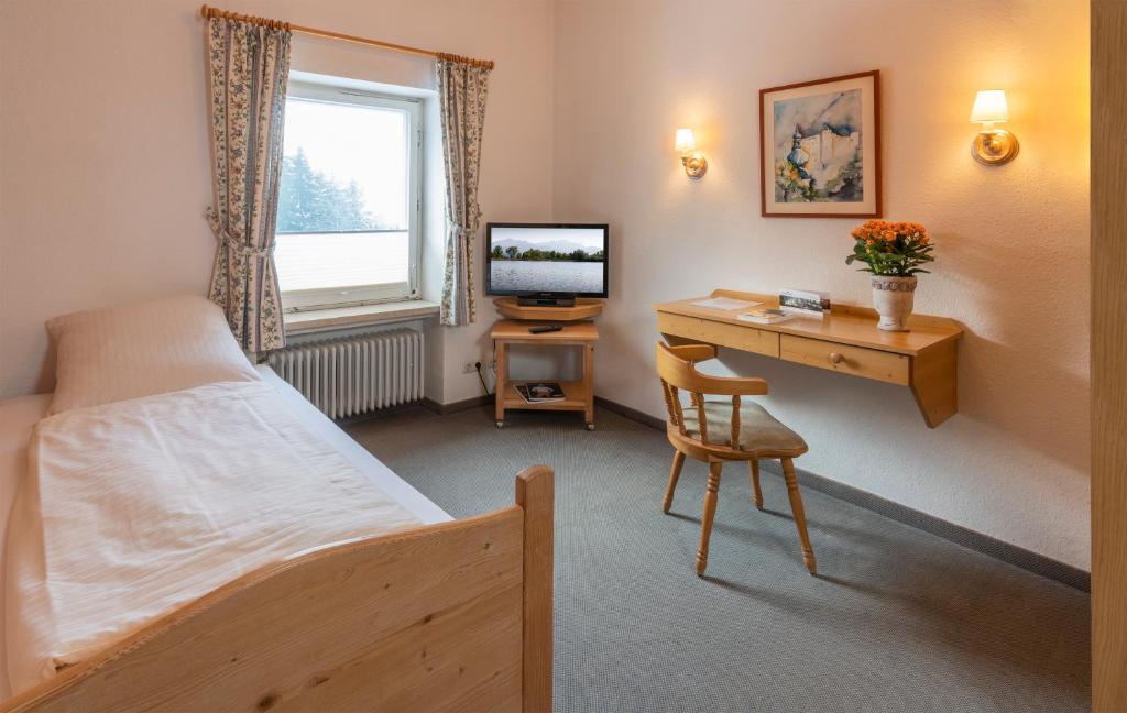 Postel nebo postele na pokoji v ubytování Klostergasthof Maria Eck