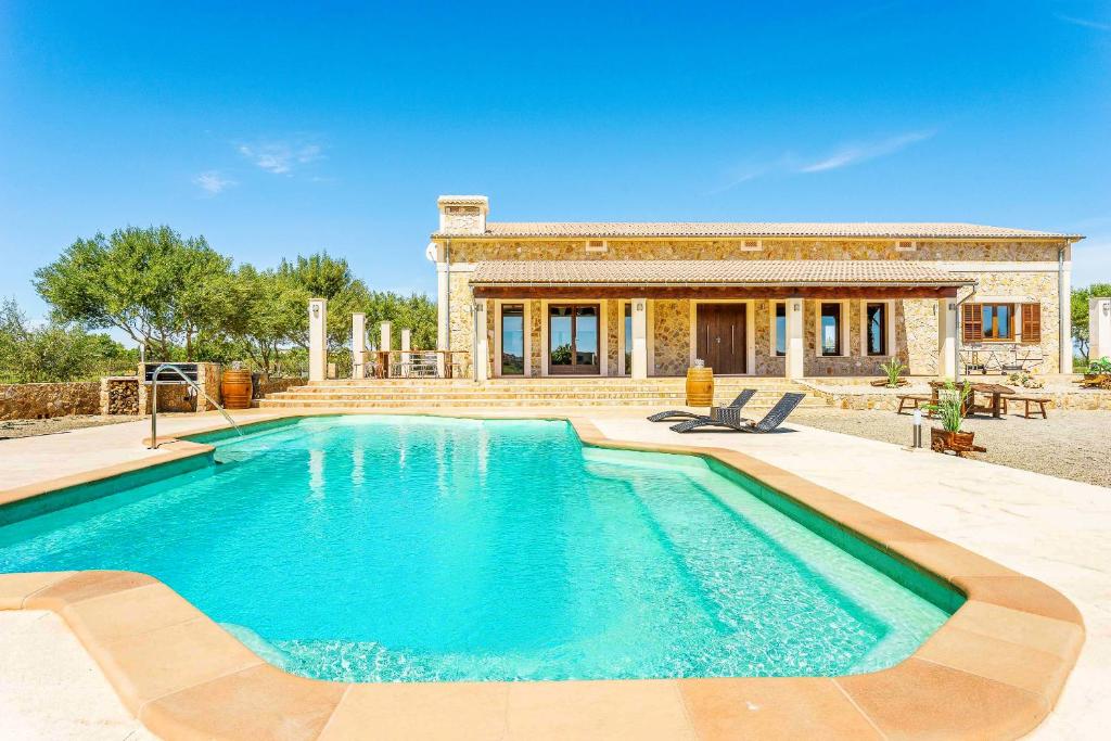 ein Swimmingpool vor einem Haus in der Unterkunft Luz de Luna in Petra