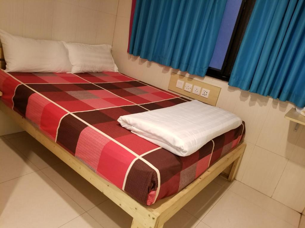 Rúm í herbergi á New hoover hostel
