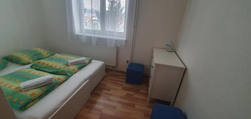 Łóżko lub łóżka w pokoju w obiekcie Pod Vinicí