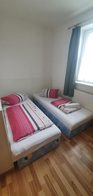 Łóżko lub łóżka w pokoju w obiekcie Pod Vinicí