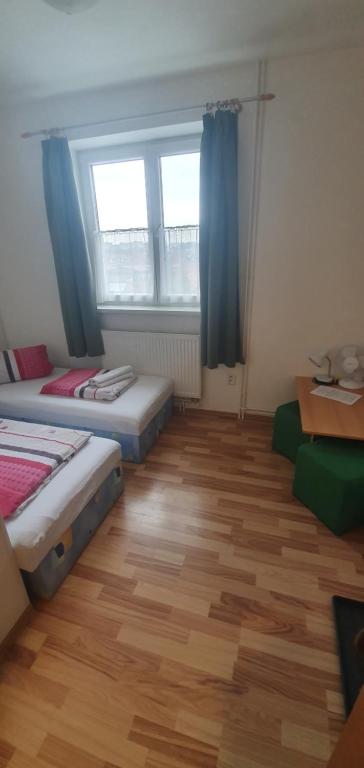 Łóżko lub łóżka w pokoju w obiekcie Pod Vinicí