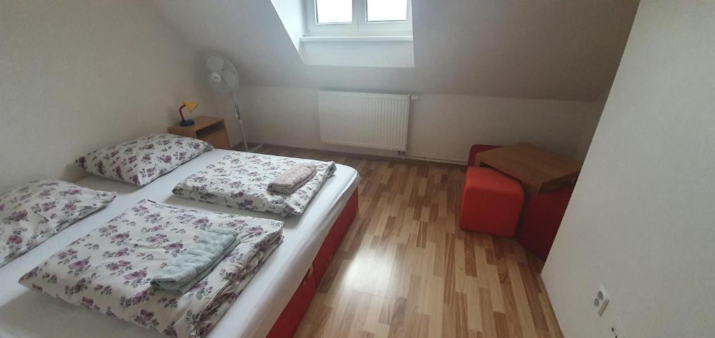 Łóżko lub łóżka w pokoju w obiekcie Pod Vinicí