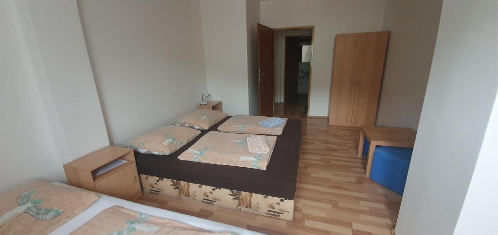 Łóżko lub łóżka w pokoju w obiekcie Pod Vinicí