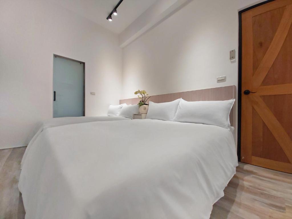 Postel nebo postele na pokoji v ubytování Donggang Jingdi B&B