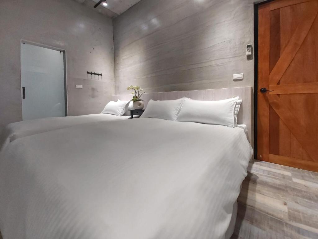 Postel nebo postele na pokoji v ubytování Donggang Jingdi B&B