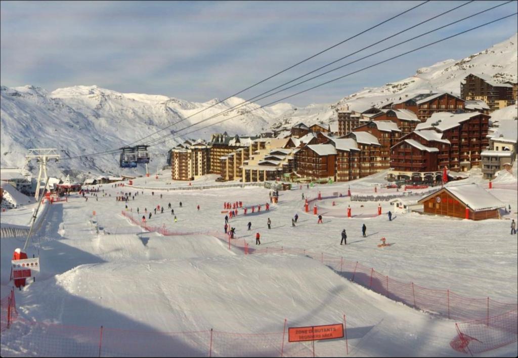 Val Thorens Temple of the Sun - ski in, ski out v zimě