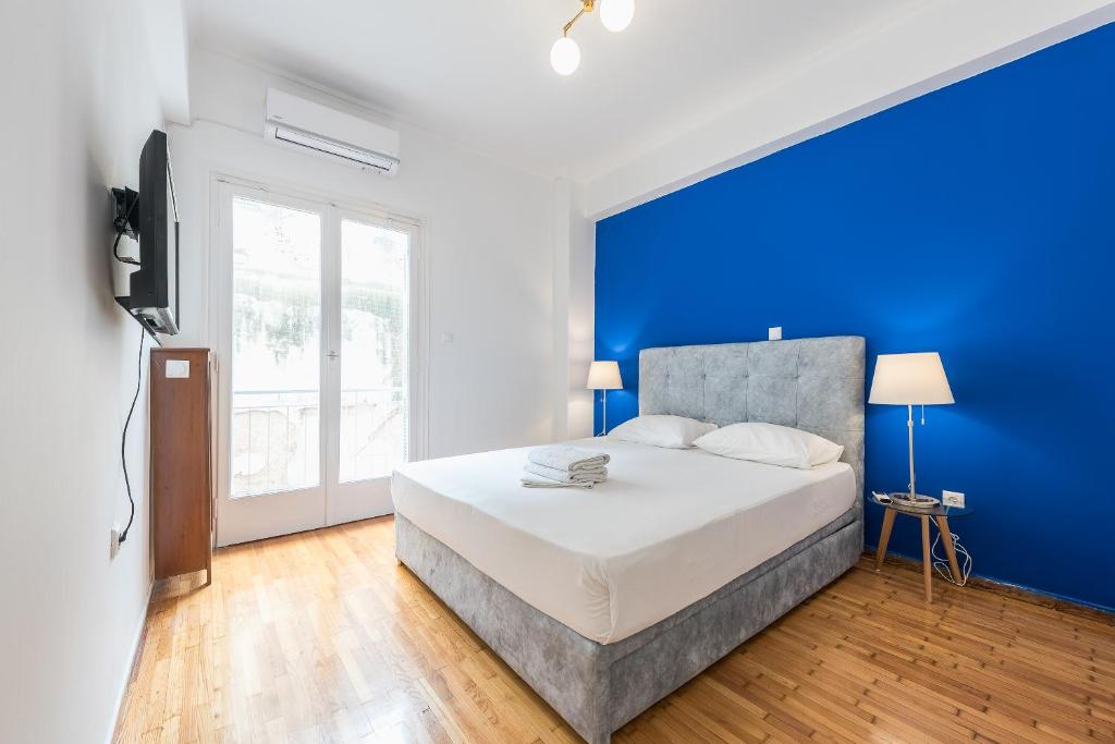 A bed or beds in a room at Victoria Queens Suites Apartments