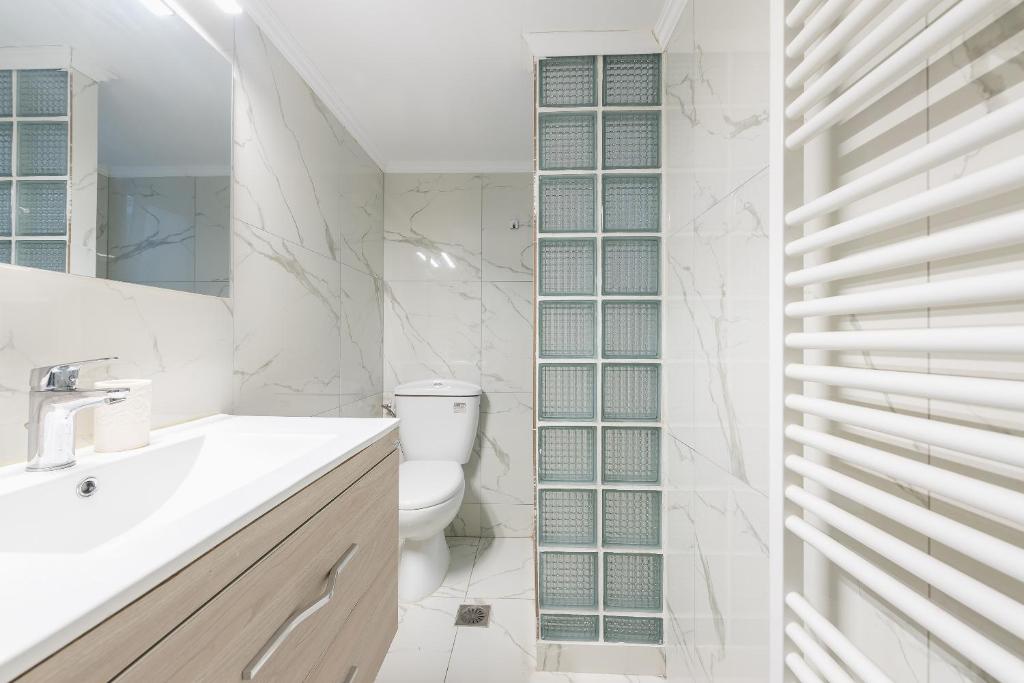 A bathroom at Victoria Queens Suites Apartments