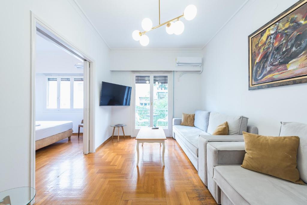 A television and/or entertainment centre at Victoria Queens Suites Apartments