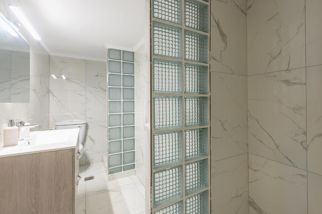 A bathroom at Victoria Queens Suites Apartments