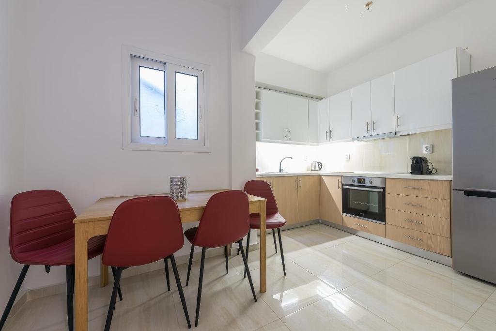 A kitchen or kitchenette at Victoria Queens Suites Apartments