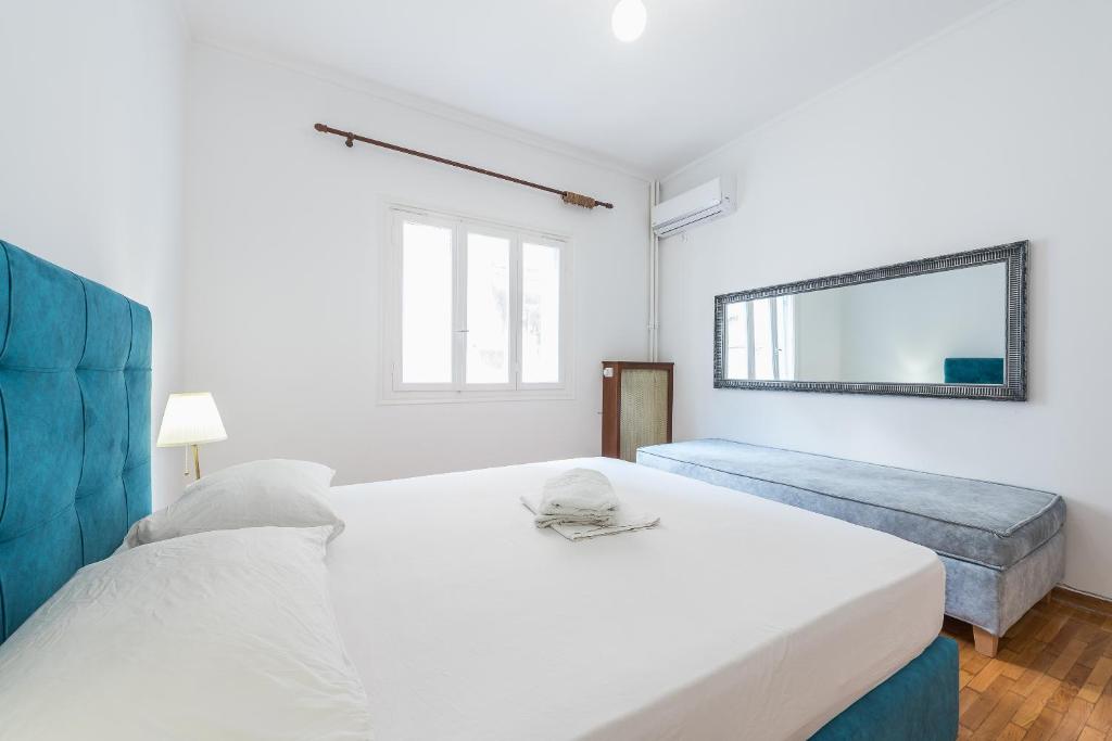 A bed or beds in a room at Victoria Queens Suites Apartments