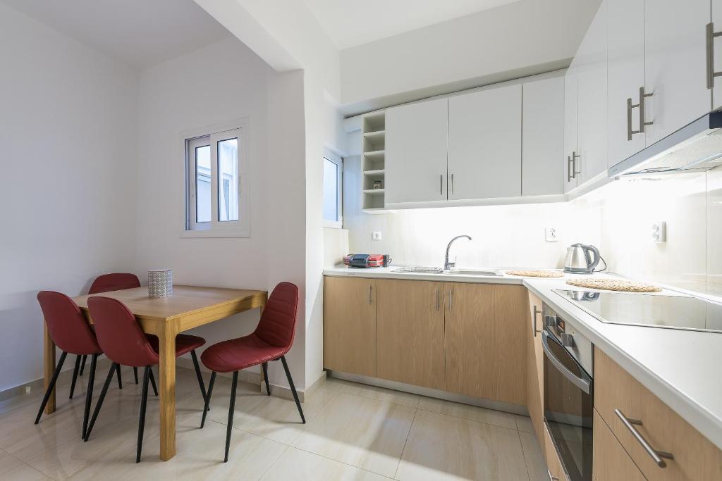 A kitchen or kitchenette at Victoria Queens Suites Apartments
