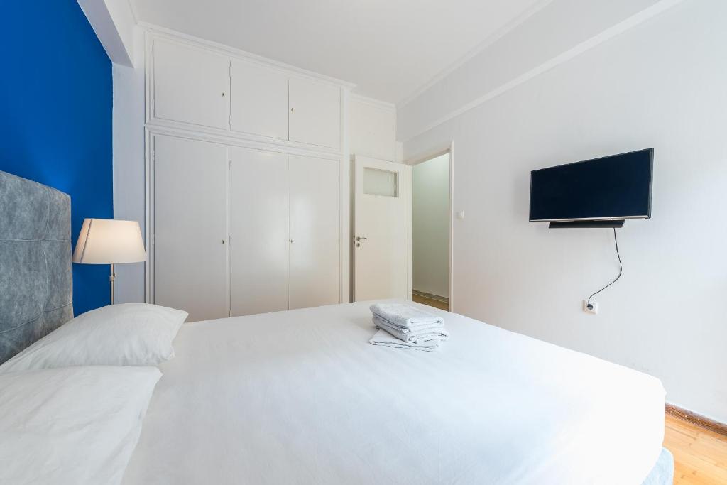A bed or beds in a room at Victoria Queens Suites Apartments