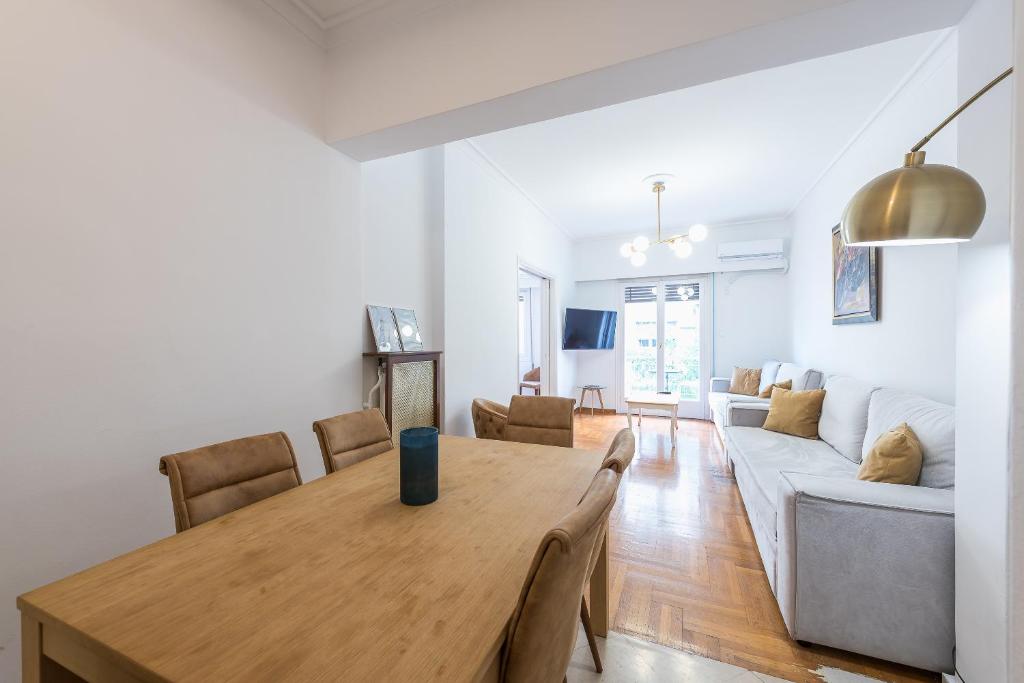 A seating area at Victoria Queens Suites Apartments