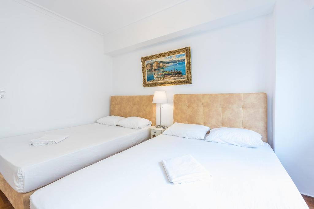 A bed or beds in a room at Victoria Queens Suites Apartments