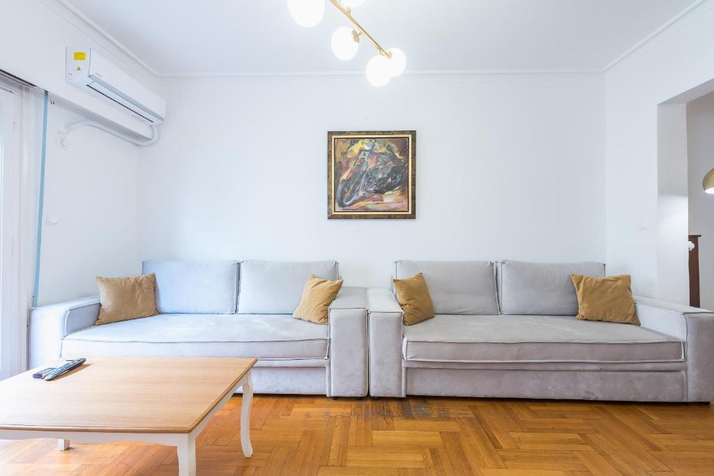 A seating area at Victoria Queens Suites Apartments