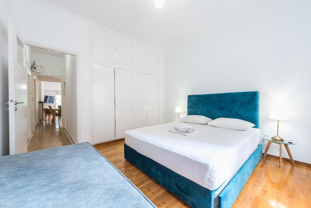 A bed or beds in a room at Victoria Queens Suites Apartments